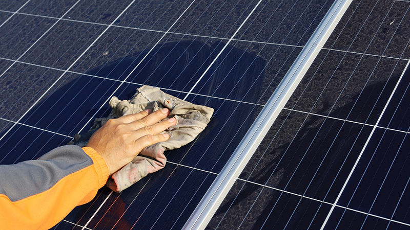 limpieza de paneles solares en mexicali con un trapo