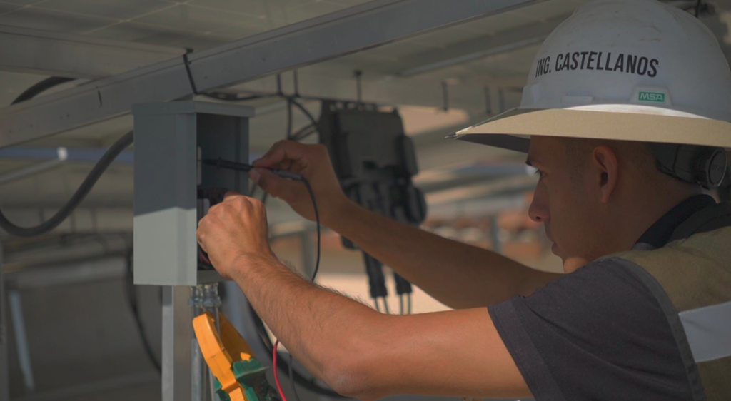 Inspección de parámetros y verificación de conexiones en Sistema Fotovoltaico.