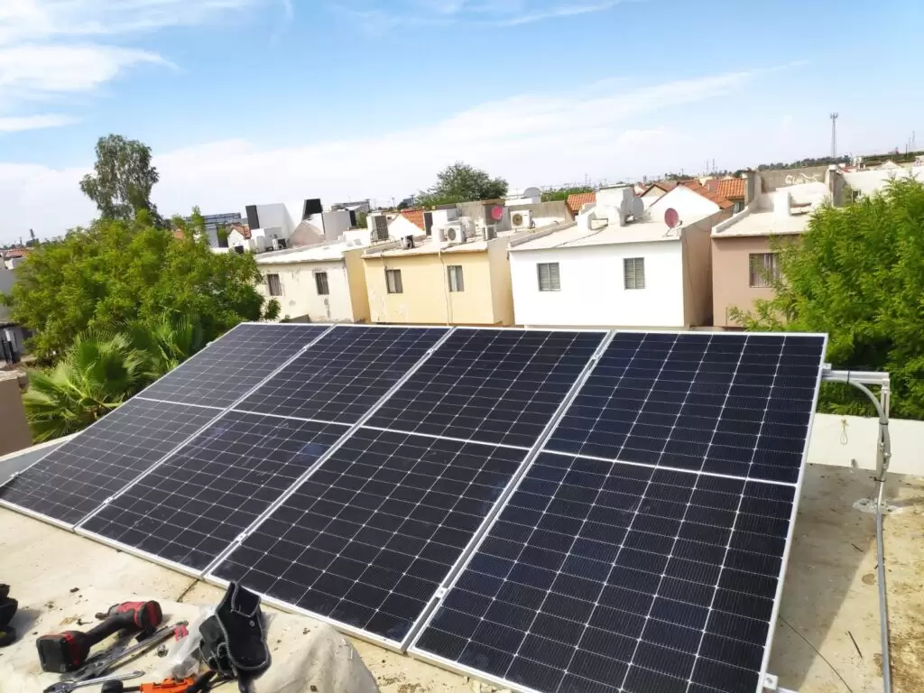 Instalación de paneles solares monocristalinos