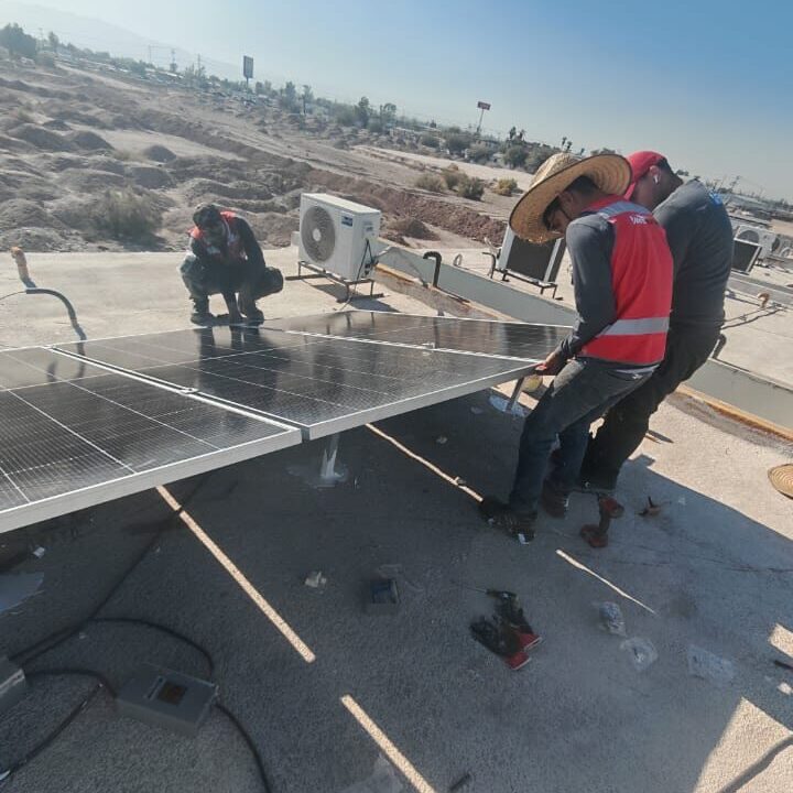 image 229 edited - Cuánto Cuesta Instalar Paneles Solares en Mexicali: Costo e Instalación Equipo G-TECH instalando paneles solares en Mexicali
