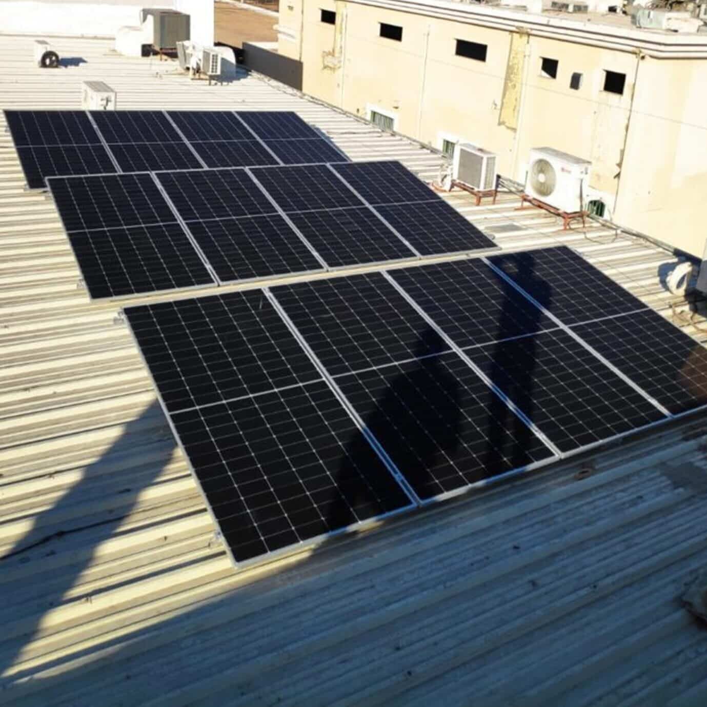 instalación de 12 paneles solares en el local urban bikes en plaza montecarlo mexicali